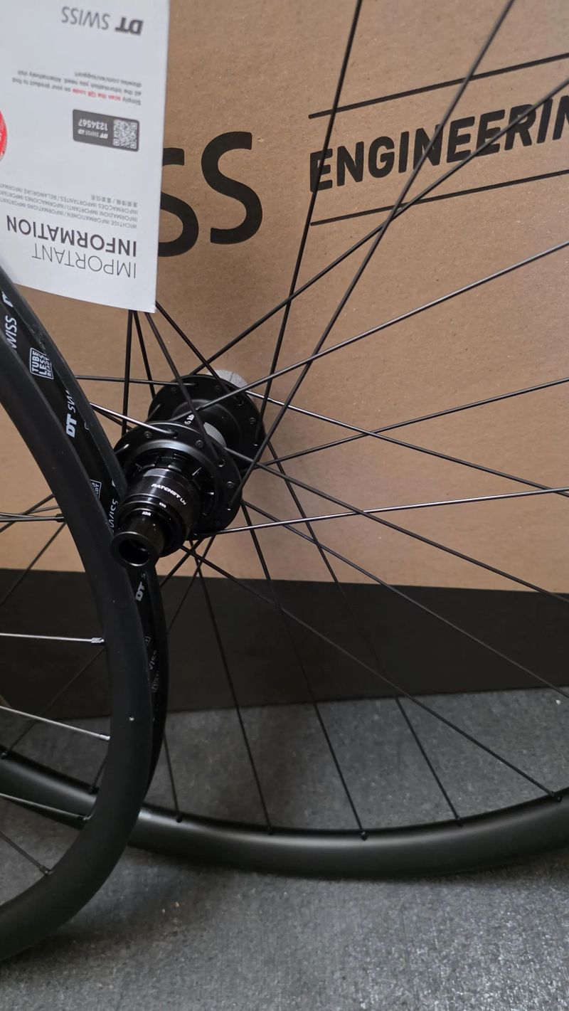Nová carbon gravel kola DT Swiss GRC LOG 25 