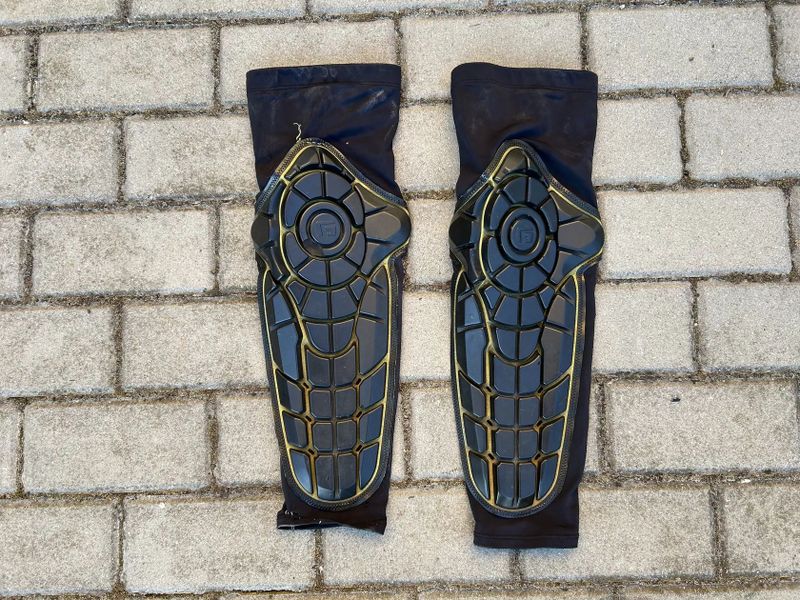 Chrániče kolen a holení na kolo