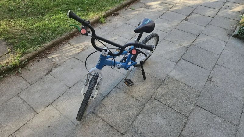 Prodám dětské lehké kolo Woom 3 (16″) – Bílo-modré