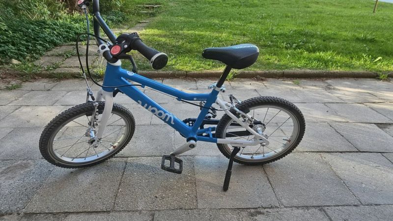 Prodám dětské lehké kolo Woom 3 (16″) – Bílo-modré
