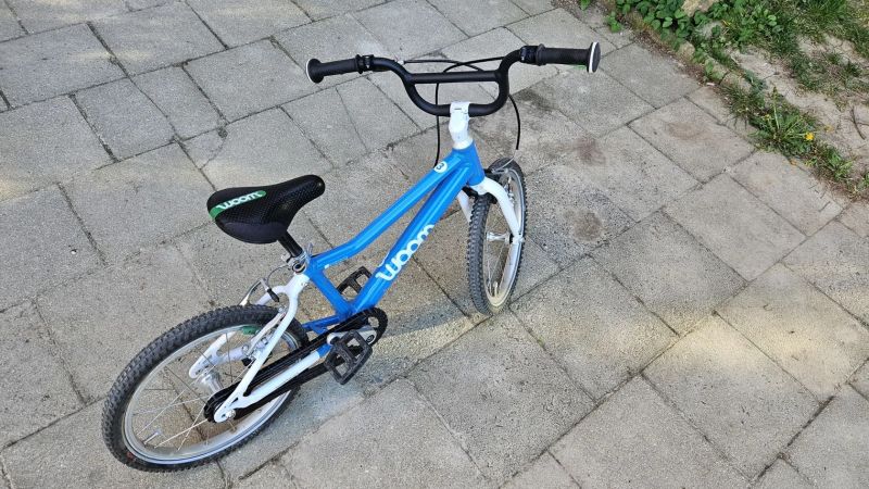 Prodám dětské lehké kolo Woom 3 (16″) – Bílo-modré