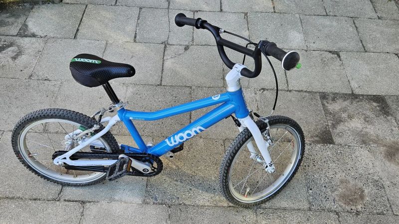 Prodám dětské lehké kolo Woom 3 (16″) – Bílo-modré