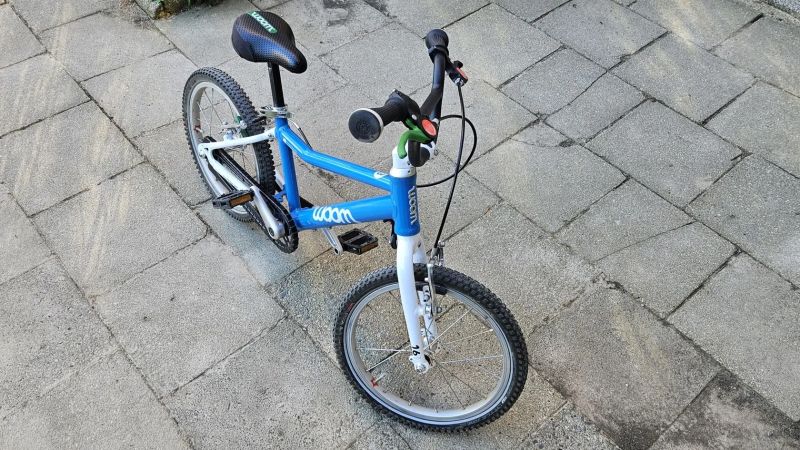 Prodám dětské lehké kolo Woom 3 (16″) – Bílo-modré