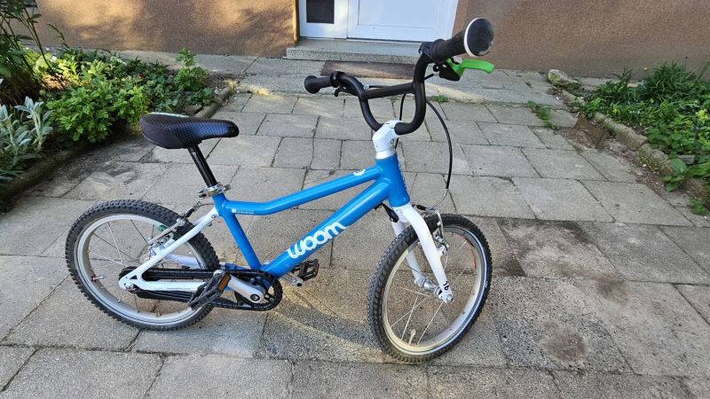 Prodám dětské lehké kolo Woom 3 (16″) – Bílo-modré