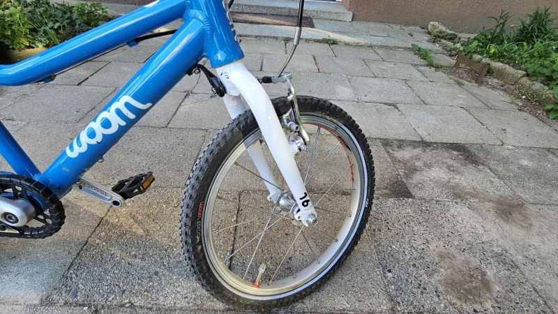 Prodám dětské lehké kolo Woom 3 (16″) – Bílo-modré