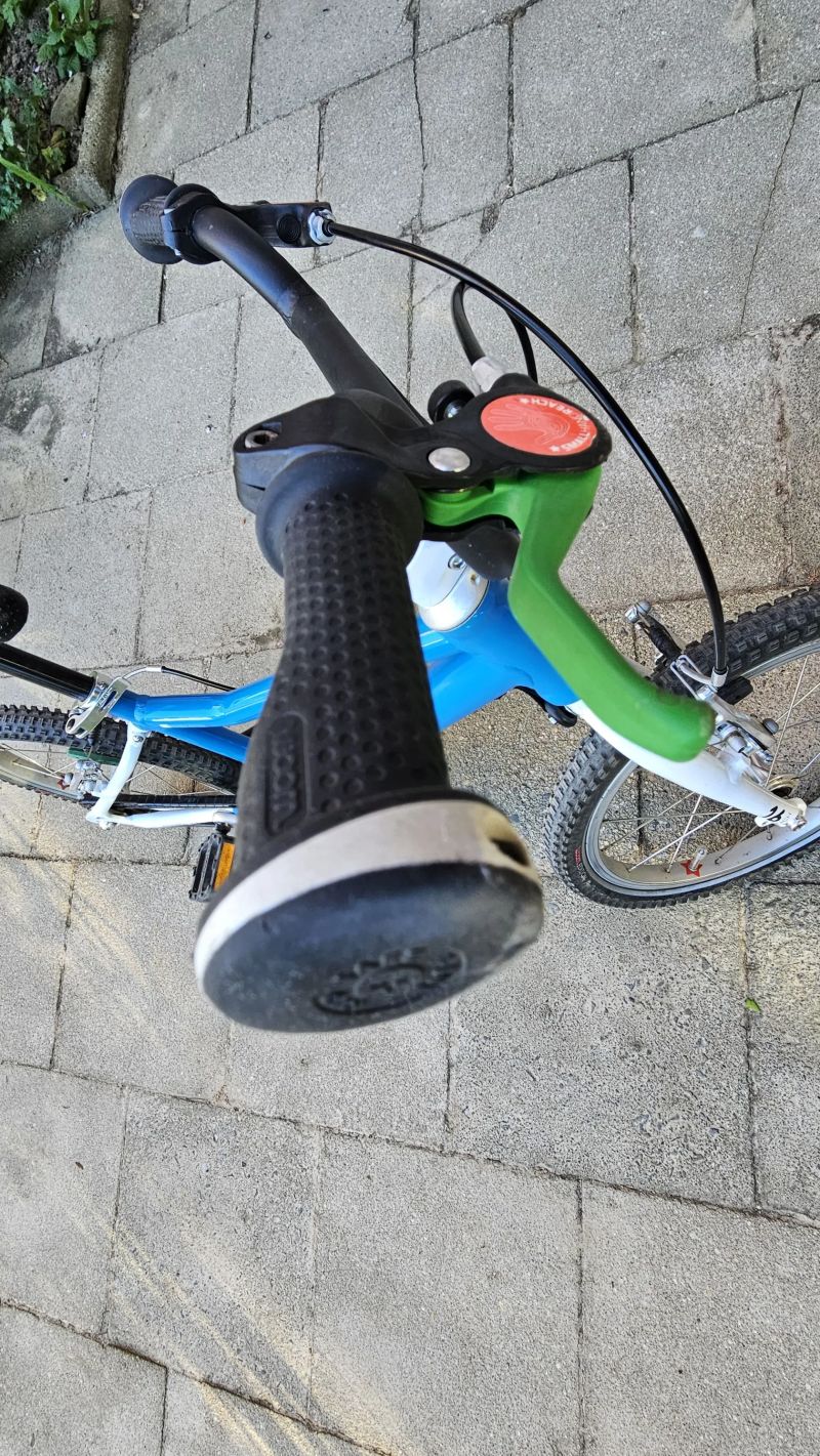 Prodám dětské lehké kolo Woom 3 (16″) – Bílo-modré