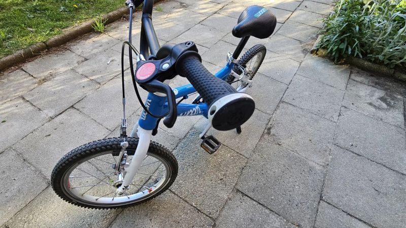 Prodám dětské lehké kolo Woom 3 (16″) – Bílo-modré