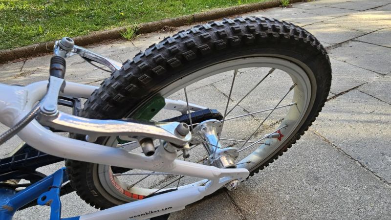 Prodám dětské lehké kolo Woom 3 (16″) – Bílo-modré