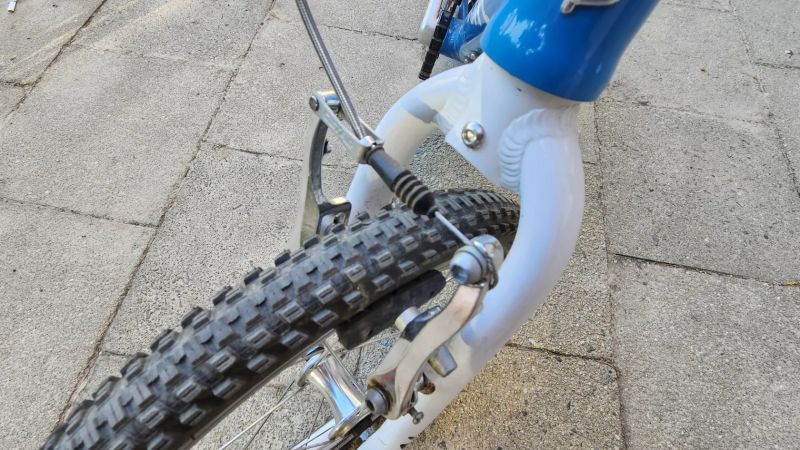Prodám dětské lehké kolo Woom 3 (16″) – Bílo-modré