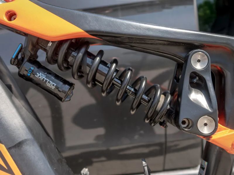 Prodám elektrokolo KTM MACINA PROWLER PRESTIGE M 168–178 cm – PRUŽINA