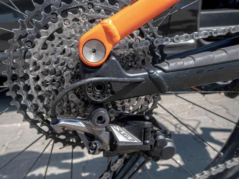 Prodám elektrokolo KTM MACINA PROWLER PRESTIGE M 168–178 cm – PRUŽINA