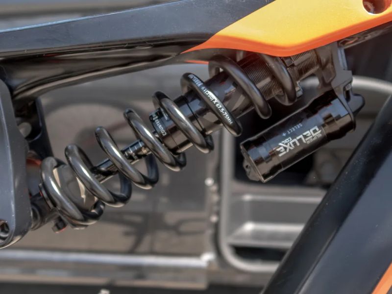 Prodám elektrokolo KTM MACINA PROWLER PRESTIGE M 168–178 cm – PRUŽINA