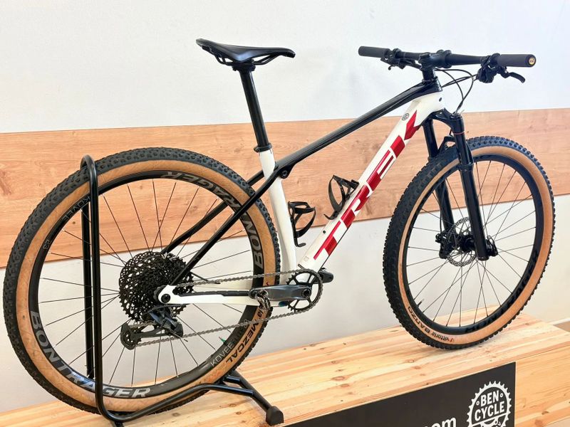 Trek Procaliber 9.7 - karbonová kola bontrager