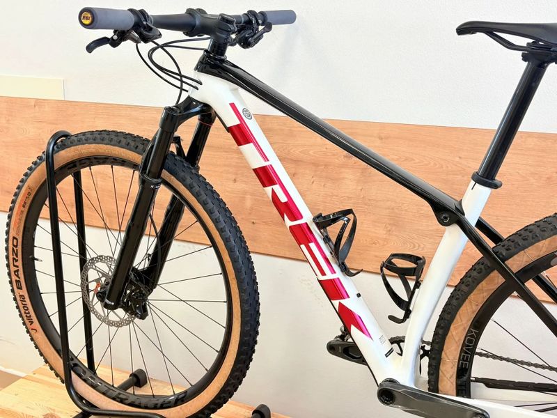 Trek Procaliber 9.7 - karbonová kola bontrager