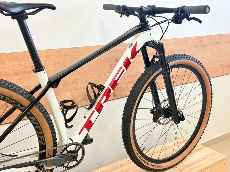 Trek Procaliber 9.7 - karbonová kola bontrager