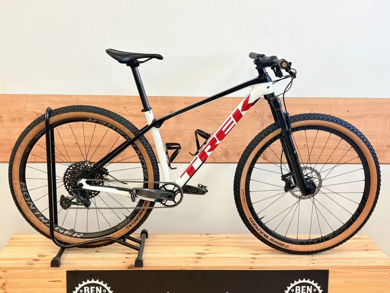 Trek Procaliber 9.7 - karbonová kola bontrager