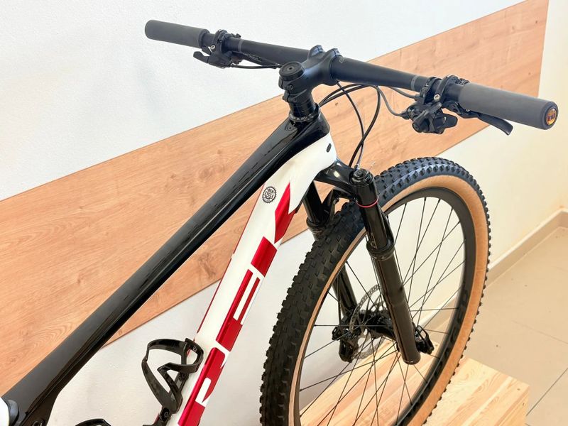 Trek Procaliber 9.7 - karbonová kola bontrager