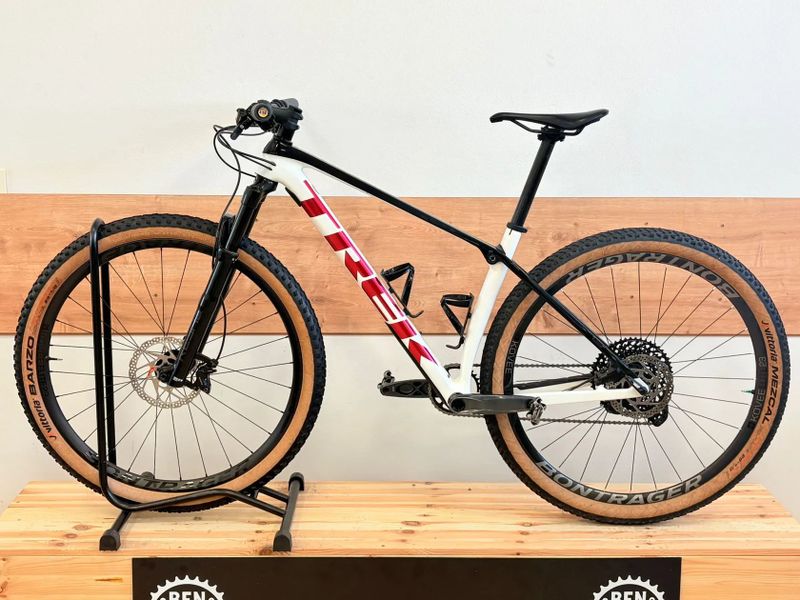 Trek Procaliber 9.7 - karbonová kola bontrager