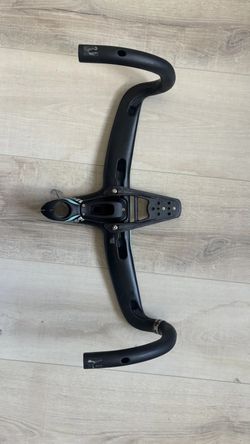 karbonový kokpit Vision Metron 440/110 černý s celeste detailem, včetně držáku na garmin