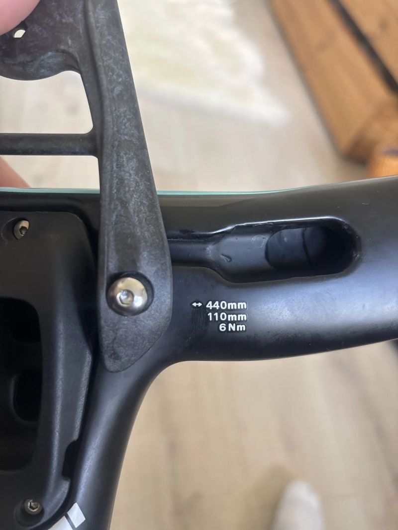 karbonový kokpit Vision Metron 440/110 černý s celeste detailem, včetně držáku na garmin