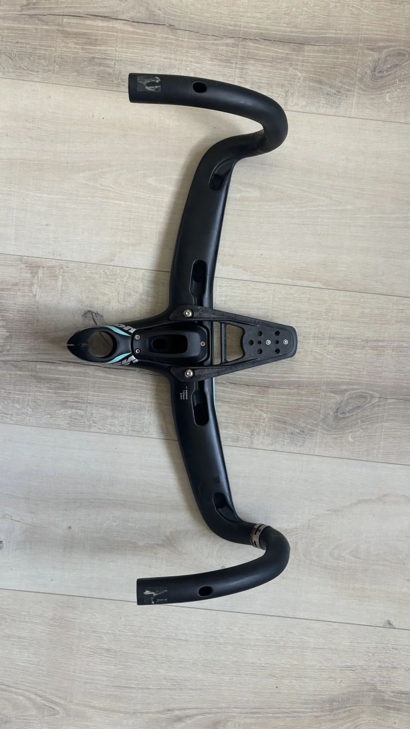 karbonový kokpit Vision Metron 440/110 černý s celeste detailem, včetně držáku na garmin