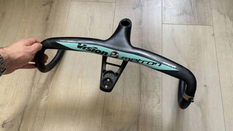 karbonový kokpit Vision Metron 440/110 černý s celeste detailem, včetně držáku na garmin