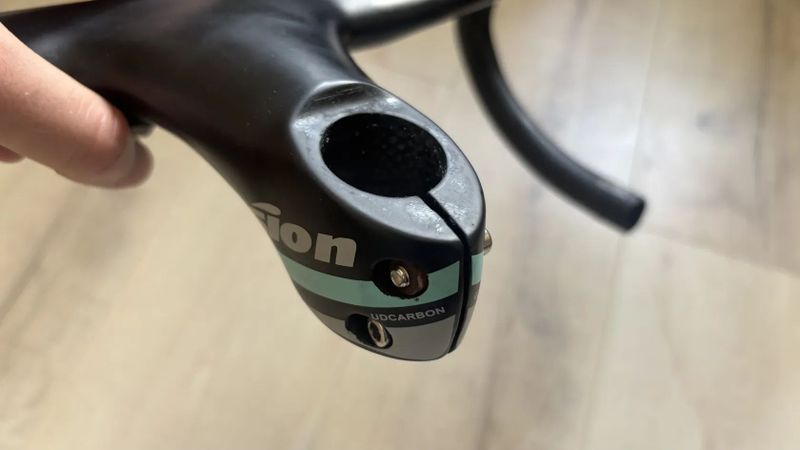 karbonový kokpit Vision Metron 440/110 černý s celeste detailem, včetně držáku na garmin