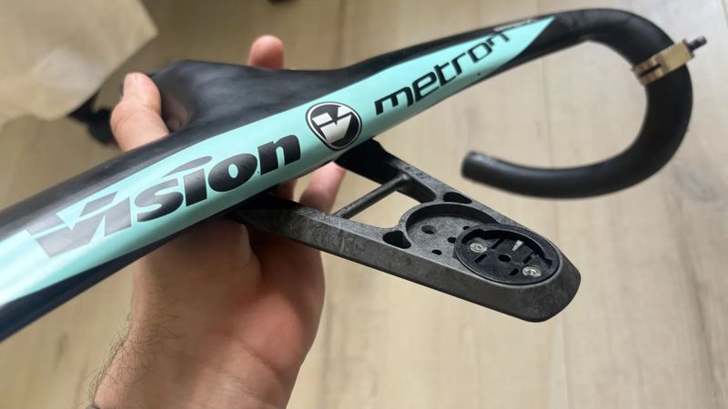 karbonový kokpit Vision Metron 440/110 černý s celeste detailem, včetně držáku na garmin