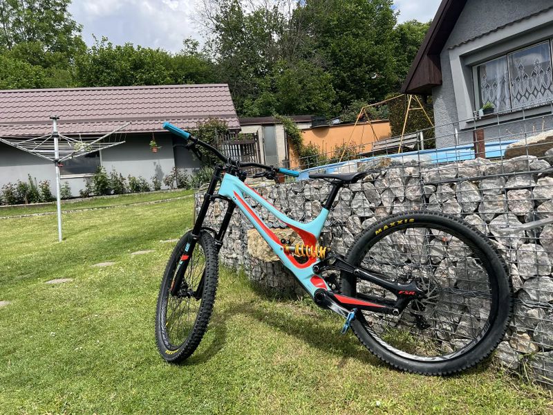 Karbonový S-works demo 8 vel. L