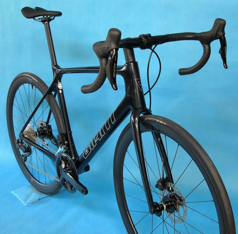 GIANT TCR Advanced 1/1+ Disc Di2 – závodní karbonová silnička - NOVÁ