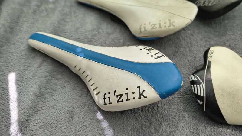 Starší sedla - 7ks - polodarem
