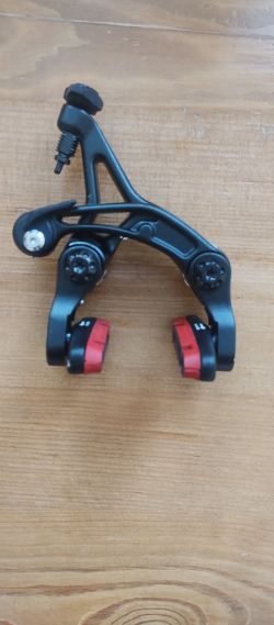 Přední brzda Colnago Direct Mount. Zadní brzda Shimano Ultegra Direct Mount.