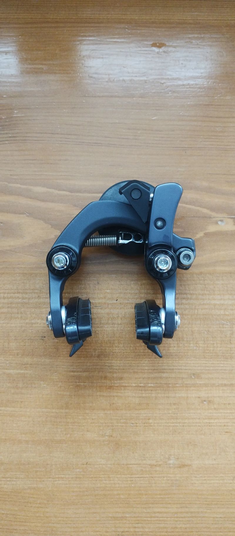 Přední brzda Colnago Direct Mount. Zadní brzda Shimano Ultegra Direct Mount.