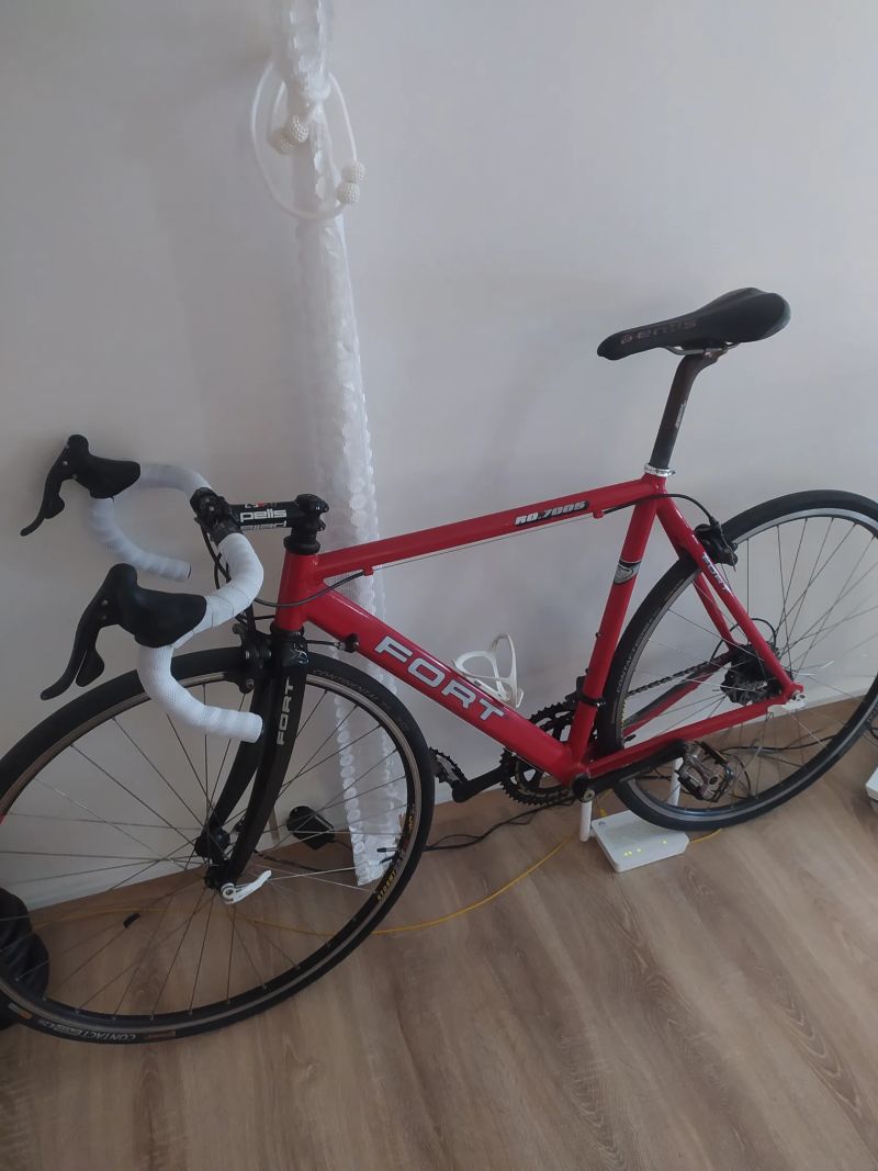 SILNIČNÍ KOLO FORT ALU 7005 KARBONOVÁ VIDLICE 