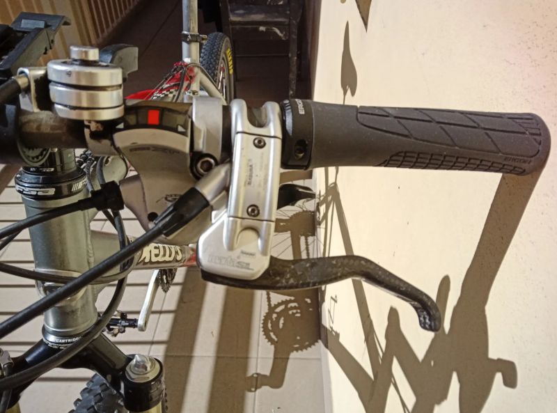 Horské kolo Kellys Mobster 26" – XT, Magura, nové pláště – plně funkční
