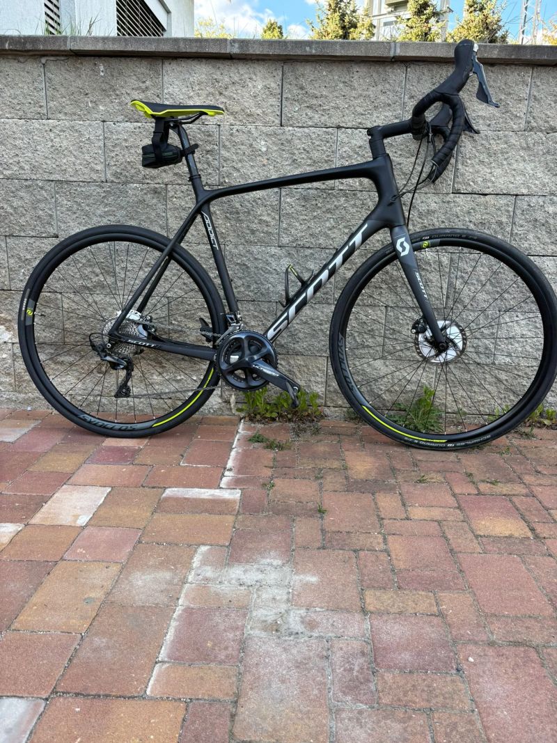 Scott Addict 10- lehké karbonové silniční kolo, stav téměř nového kola 