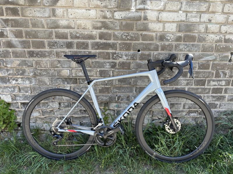 Škoda X-Road (vel. L / 560 mm) – karbon, TOP stav + zánovní kola Roval, silnice / gravel