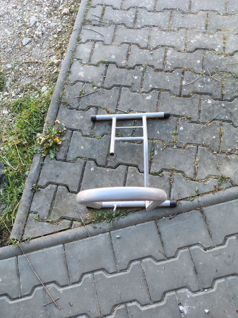 Prodám stojan na elektrokolo,i normální kolo.