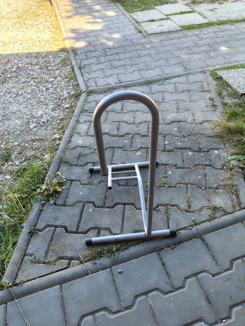 Prodám stojan na elektrokolo,i normální kolo.