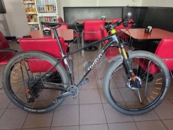 Wilier USMA - rám 850g, Fox Kashima 34, GX AXS, brzdy Shimano XT