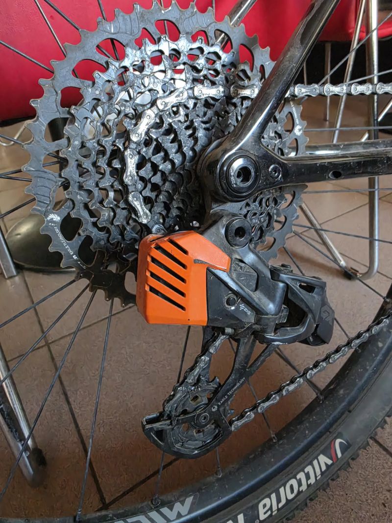 Wilier USMA - rám 850g, Fox Kashima 34, GX AXS, brzdy Shimano XT