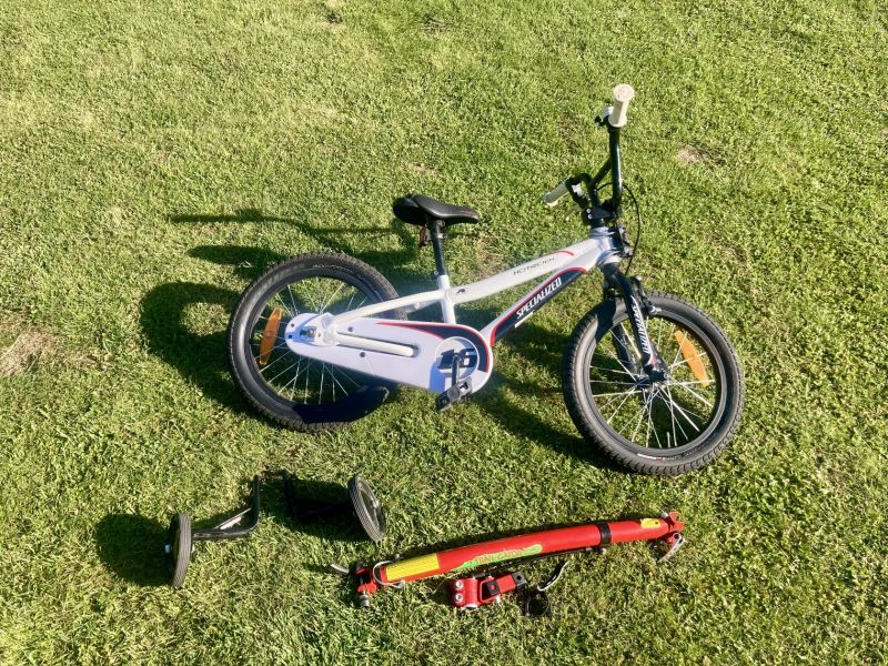 Prodám dětskè kolo Specialized Hotrock 16 včetně postranních pomocných koleček 