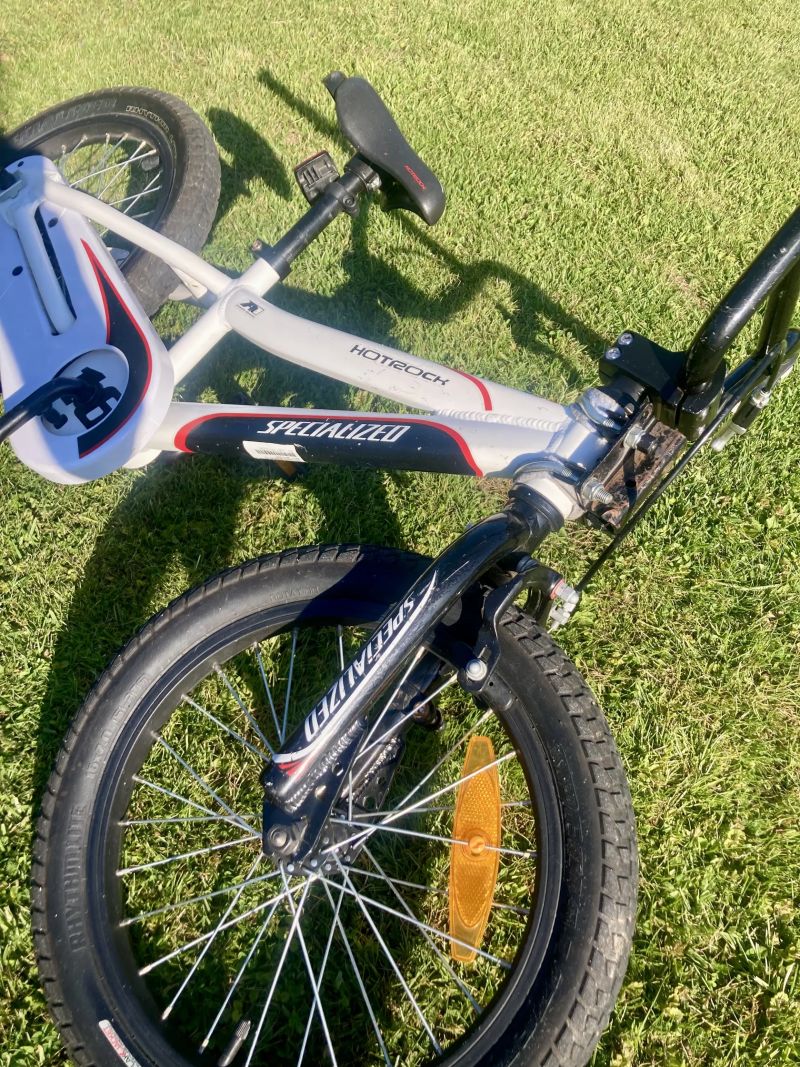 Prodám dětskè kolo Specialized Hotrock 16 včetně postranních pomocných koleček 