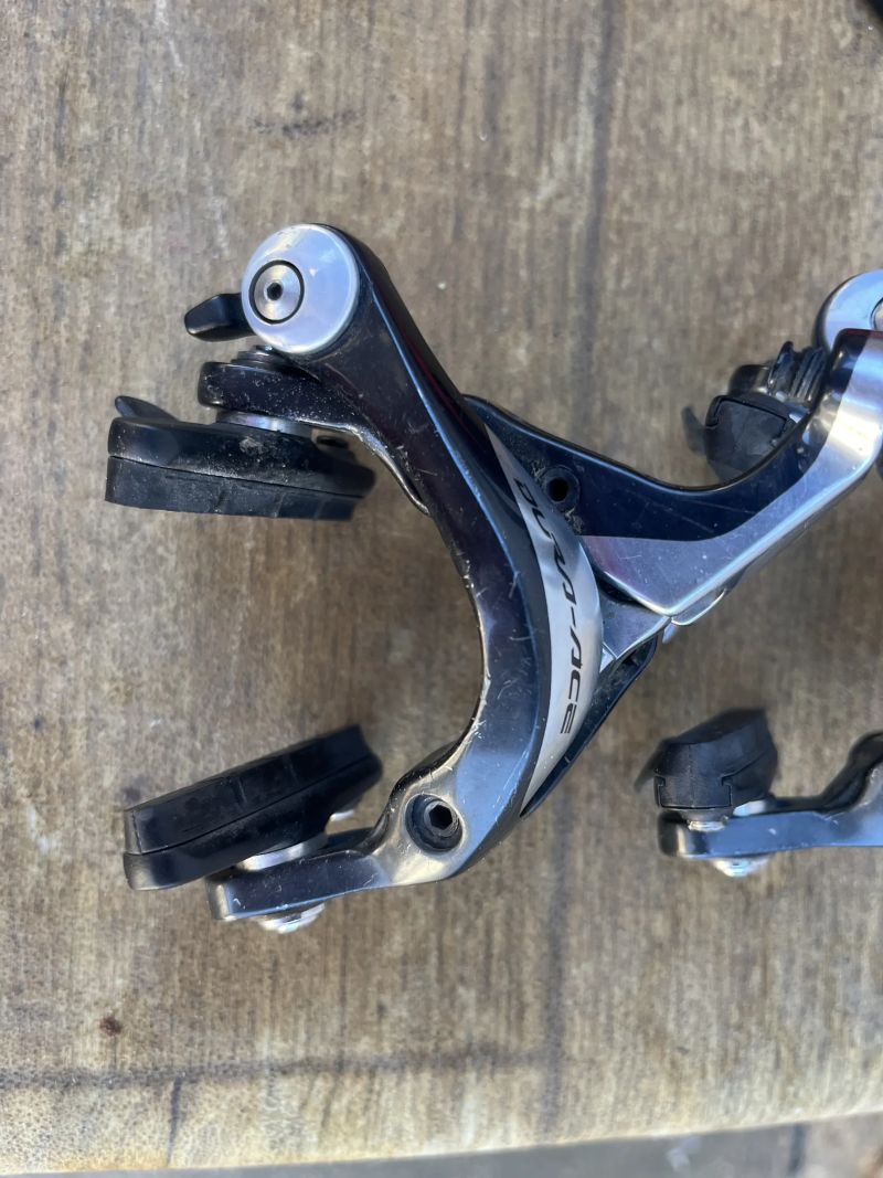 Silniční brzdy Shimano Dura-Ace typ BR-9000, oděrky, ale funkční. 