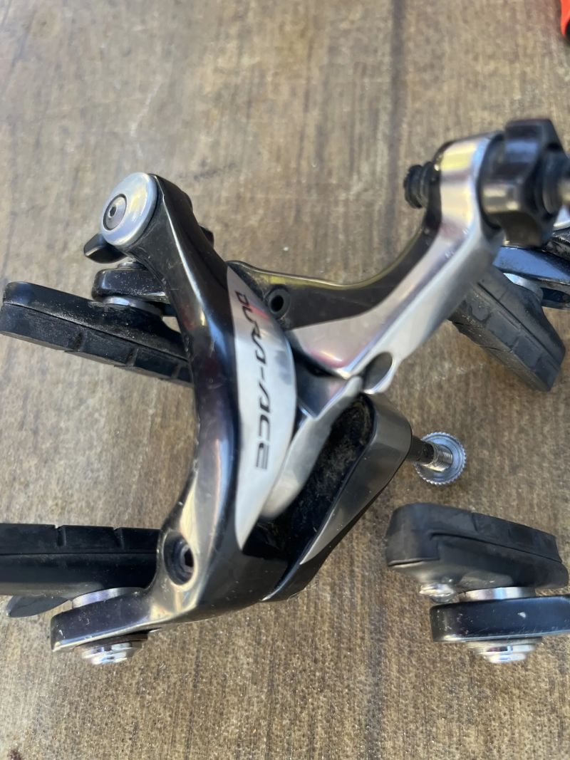 Silniční brzdy Shimano Dura-Ace typ BR-9000, oděrky, ale funkční. 