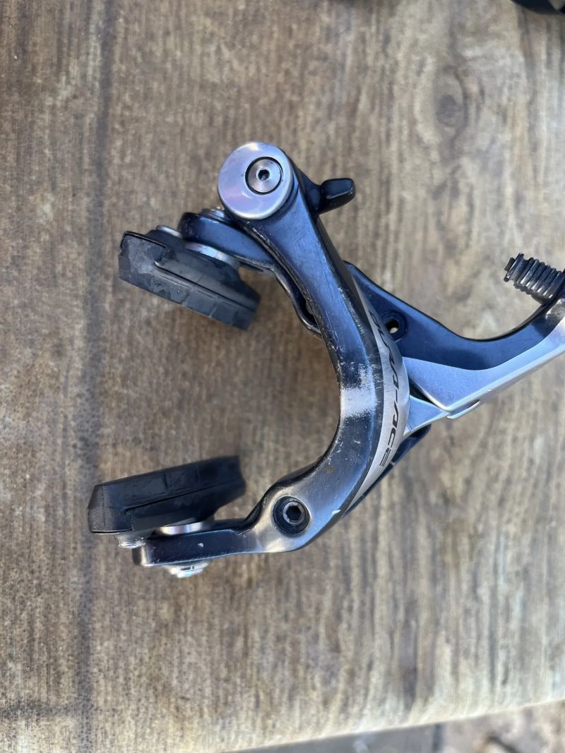 Silniční brzdy Shimano Dura-Ace typ BR-9000, oděrky, ale funkční. 
