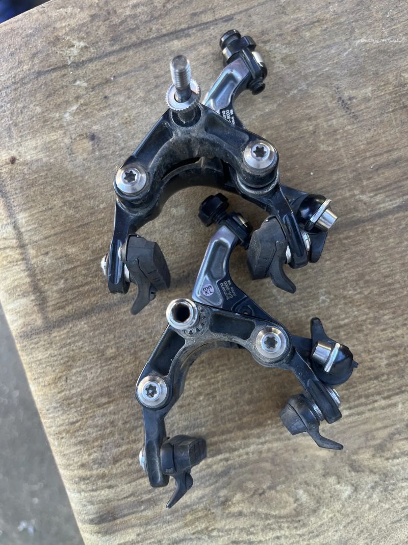 Silniční brzdy Shimano Dura-Ace typ BR-9000, oděrky, ale funkční. 