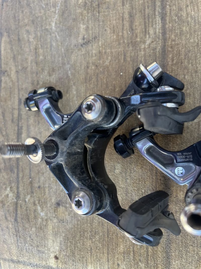 Silniční brzdy Shimano Dura-Ace typ BR-9000, oděrky, ale funkční. 