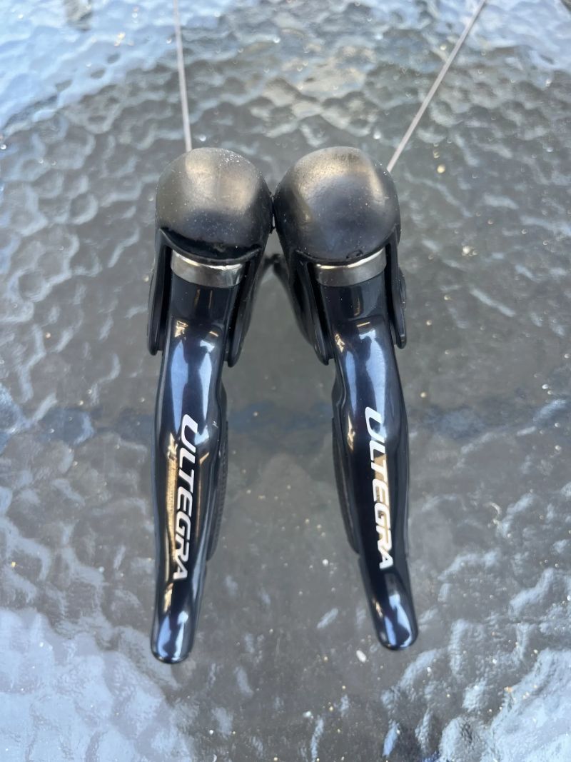 Řadící páky Shimano Ultegra Di2 ST-R6870, pro celistove brzdy / lanko a Di2 11s