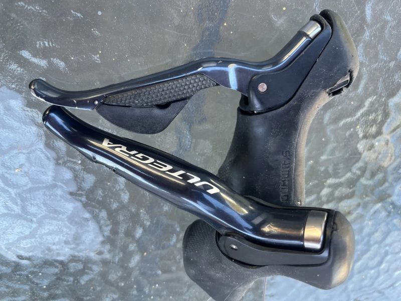 Řadící páky Shimano Ultegra Di2 ST-R6870, pro celistove brzdy / lanko a Di2 11s